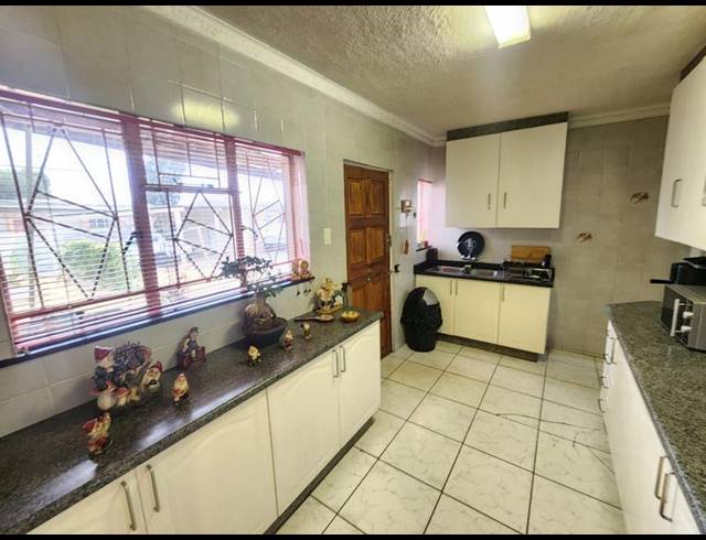 4 BEDROOM HOUSE FOR SALE IN GENL ALBERTS PARK